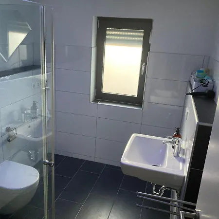 Doppelzimmer Eigenem Bad, Mit Terrasse, Blick Ins Grune Und Busanbindung *